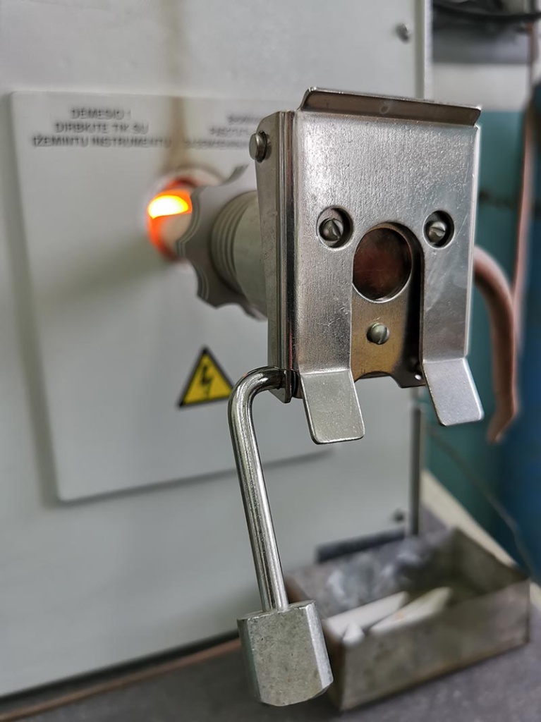 Плавление металлической стружки в электропечи для определения содержания углерода в металле